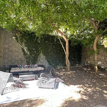 House For 8 With Garden & Terrace In